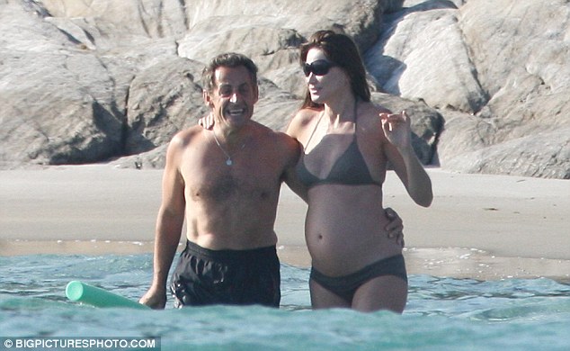 布呂尼穿比基尼盡顯孕相 與薩科齊秀甜蜜或懷雙胞胎