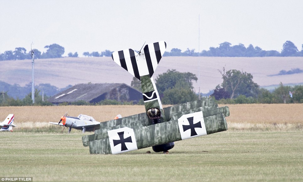 英國戰(zhàn)機飛行表演頭沖下落地 駕駛員安然無恙