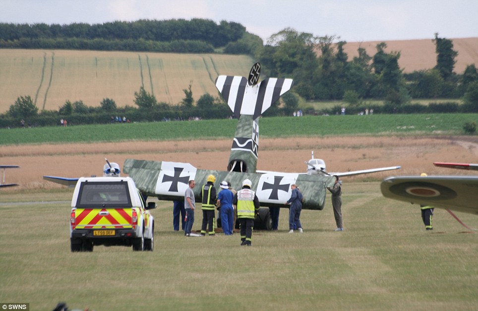 英國戰機飛行表演頭沖下落地 駕駛員安然無恙