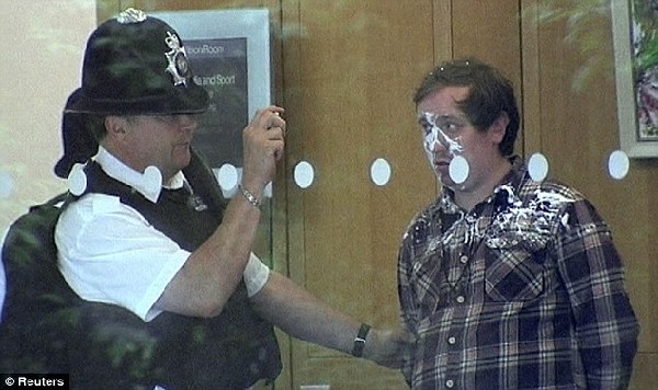 鄧文迪護(hù)夫心切“掌摑”襲擊者 英議長(zhǎng)勒令徹查安檢