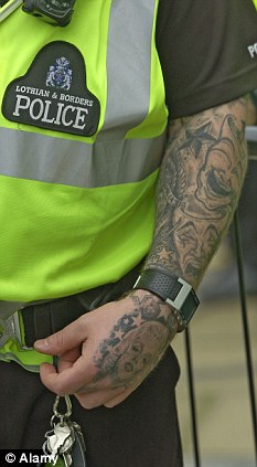 警民關系改善有新招?英一警察聯合會呼吁警員秀文身