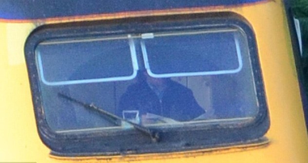 列車司機行駛途中看報紙 偷懶被拍遭停職