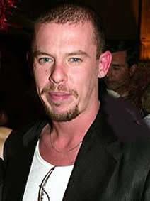 英國“鬼才”設(shè)計師麥昆為愛犬留下5萬英鎊遺產(chǎn)