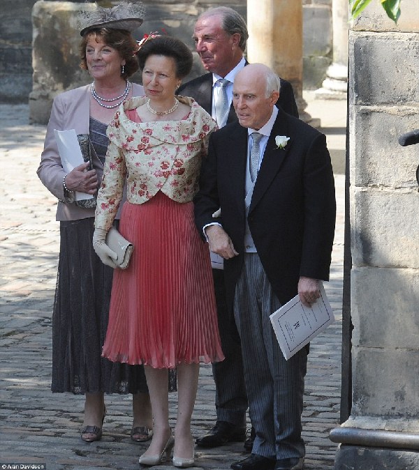 組圖：英女王長外孫女與橄欖球名將完婚