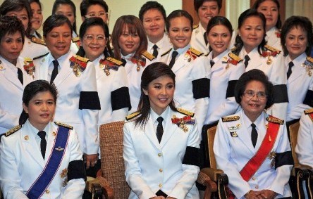 他信妹妹“接棒”當(dāng)選泰國(guó)首位女總理 面臨“傀儡總理”質(zhì)疑