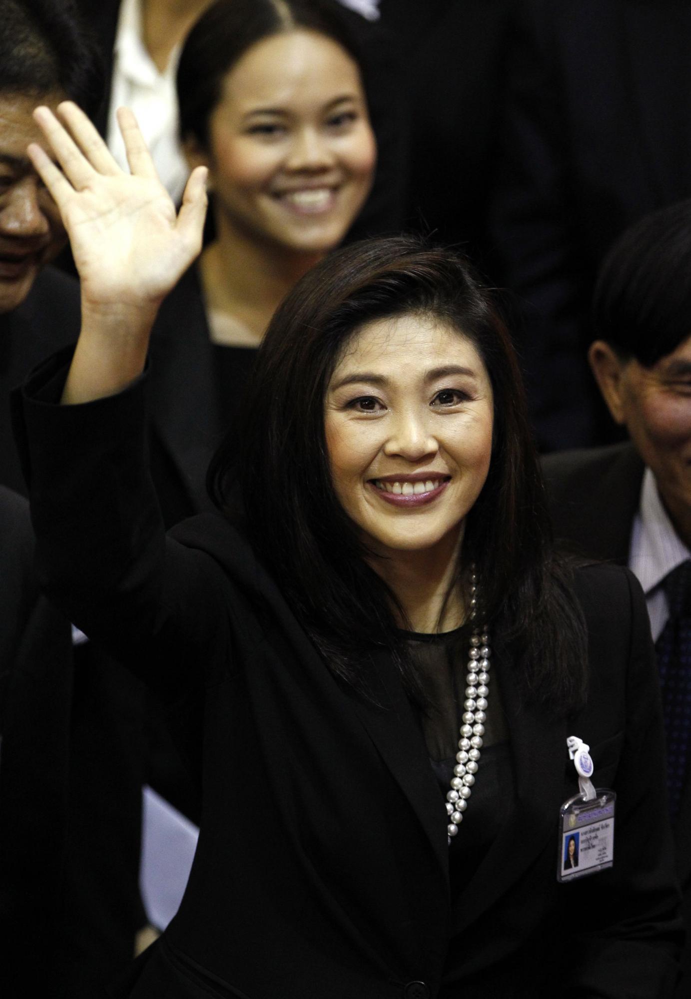 他信妹妹“接棒”當(dāng)選泰國首位女總理 面臨“傀儡總理”質(zhì)疑