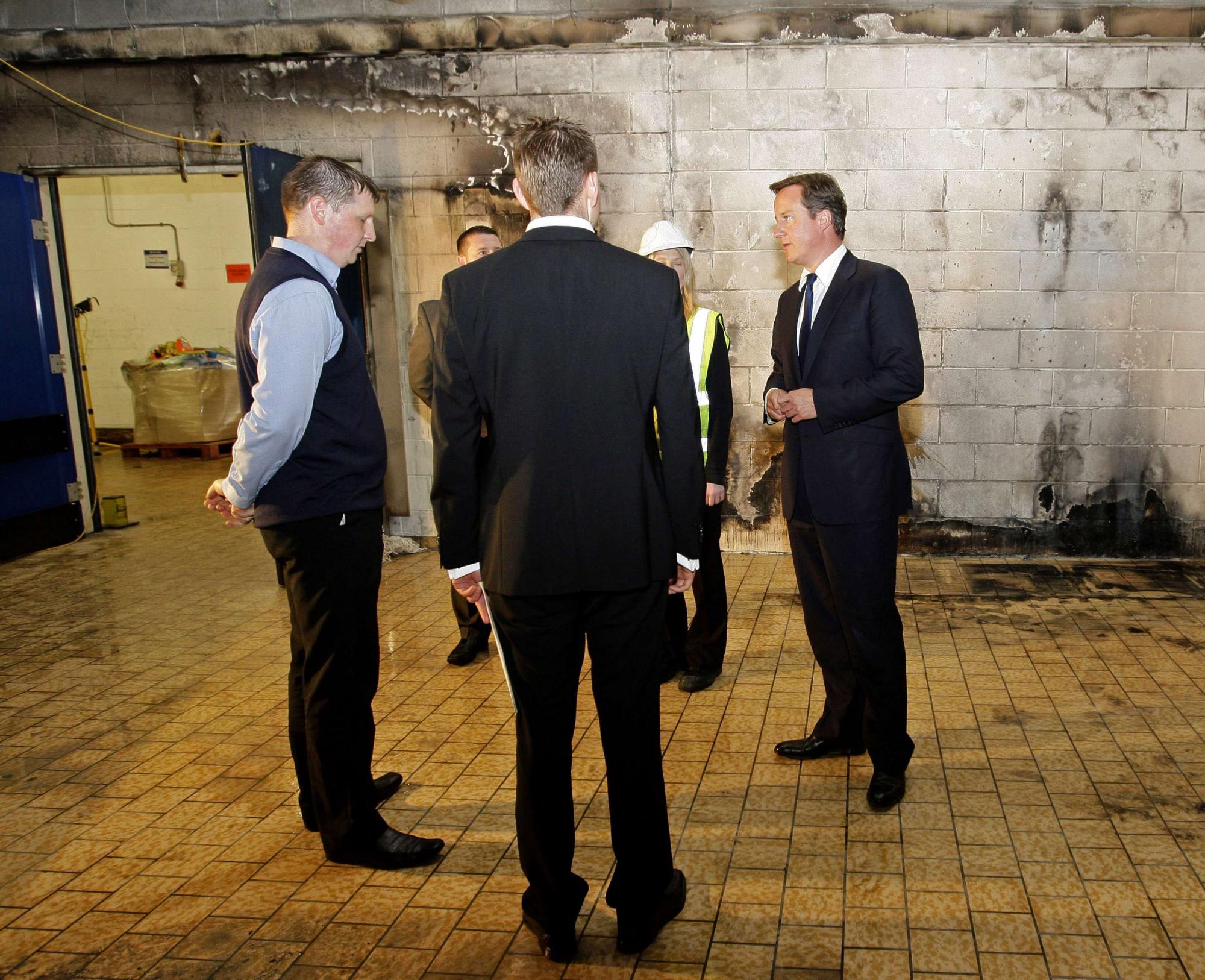 英警方被批應(yīng)對騷亂不力首相力挺 當局考慮調(diào)用軍隊