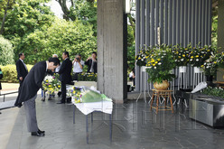 菅直人赴戰(zhàn)歿者墓苑獻(xiàn)花 閣僚無(wú)人參拜靖國(guó)神社