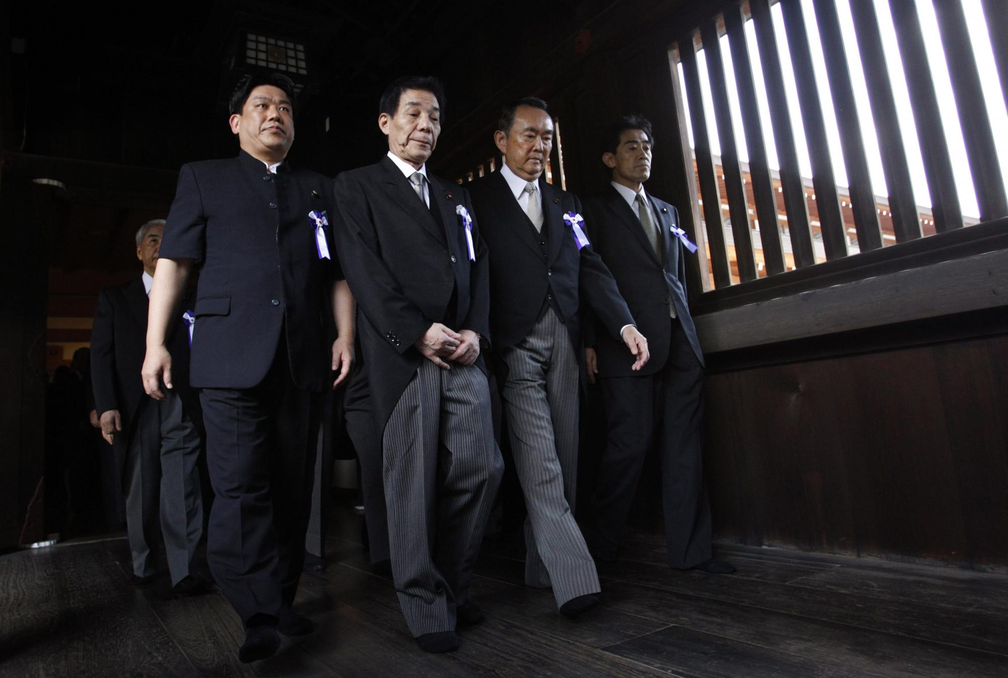 日本50余議員戰(zhàn)敗日參拜靖國(guó)神社 菅直人內(nèi)閣無人拜鬼