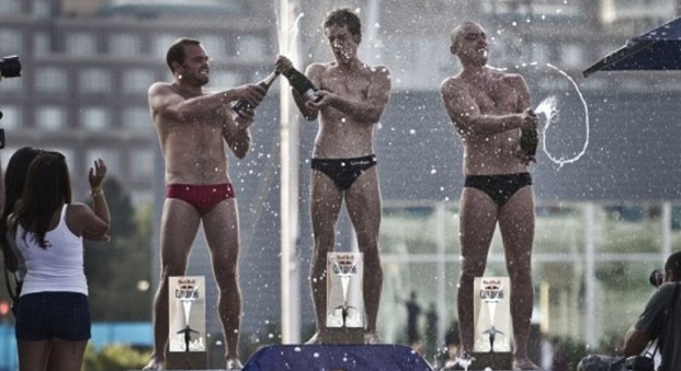 27米懸崖驚險(xiǎn)一躍 英國選手有望蟬聯(lián)“紅牛”懸崖跳水冠軍