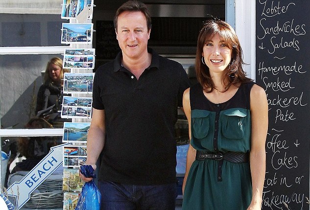 卡梅倫夫婦海邊小鎮享受悠閑假期 與當地人合影留念