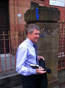 英國(guó)副首相出席集會(huì)被人潑油漆 機(jī)智反應(yīng)解尷尬