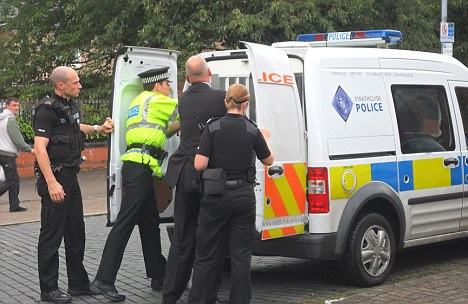 英國(guó)副首相出席集會(huì)被人潑油漆 機(jī)智反應(yīng)解尷尬