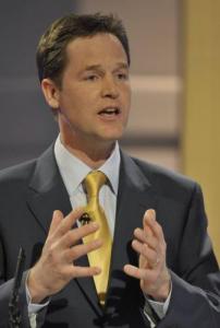 英國(guó)副首相出席集會(huì)被人潑油漆 機(jī)智反應(yīng)解尷尬