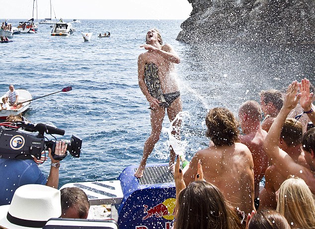 27米高空驚險一躍 英選手蟬聯“紅牛杯”懸崖跳水冠軍