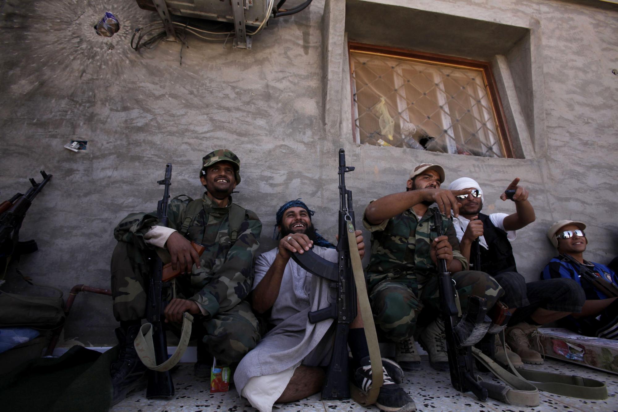 “過(guò)渡委”擬廢除卡扎菲安全法庭 首次確定其兩子方位