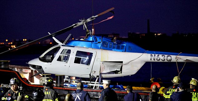 英游客攜父母慶生紐約上空觀光 直升機(jī)墜河1死4傷