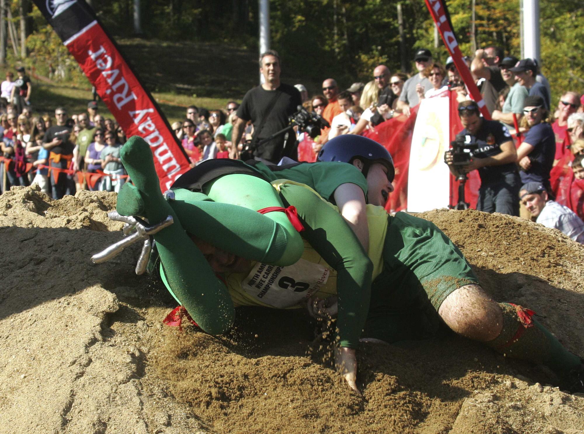 戰(zhàn)勝“寡婦制造者” 美夫婦“北美背媳婦錦標(biāo)賽”奪冠