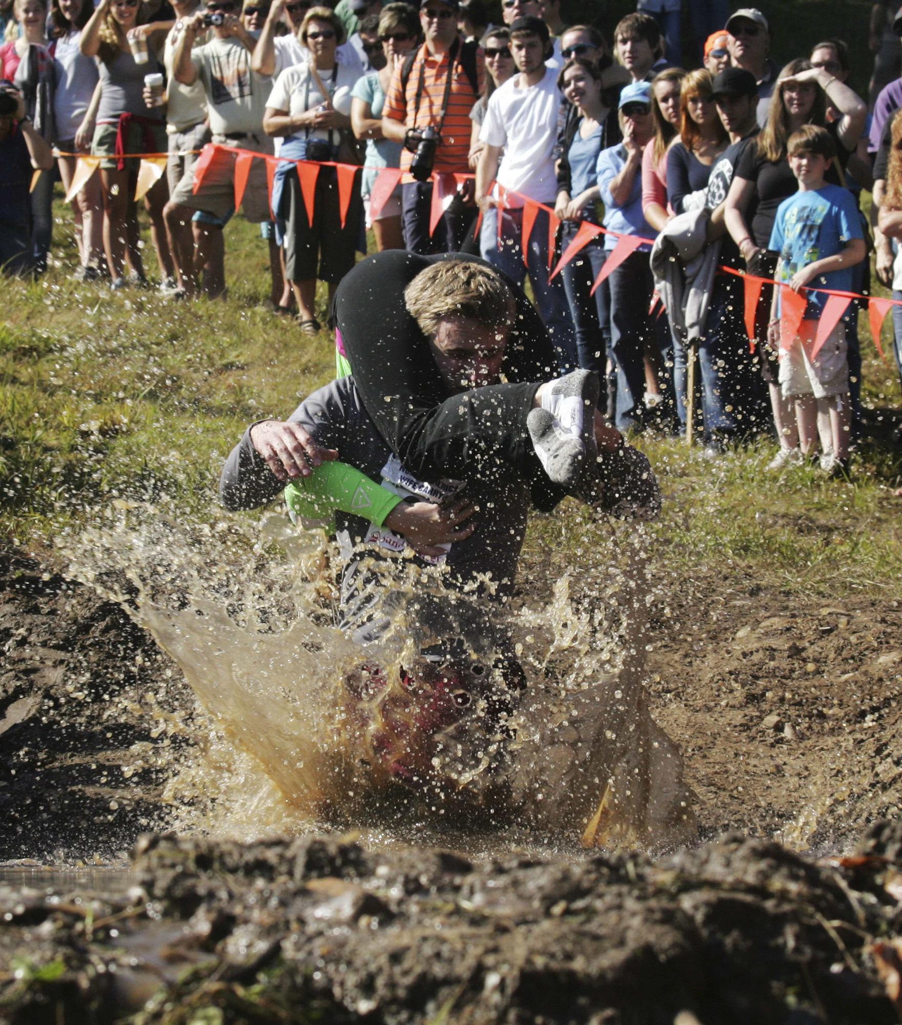 戰(zhàn)勝“寡婦制造者” 美夫婦“北美背媳婦錦標(biāo)賽”奪冠