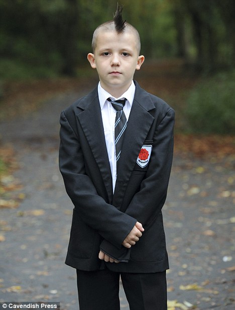 英國男孩“莫西干”發型遭學校排斥 家長欲讓其轉學