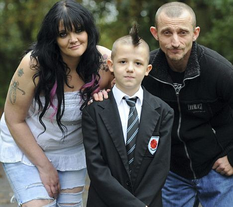 英國男孩“莫西干”發型遭學校排斥 家長欲讓其轉學