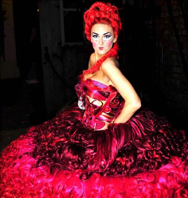 英設計師打造詭異“頭發婚紗” 欲請Lady Gaga試穿