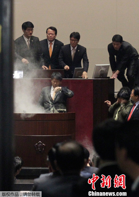 韓國會通過韓美自貿協定案 在野黨怒擲催淚彈