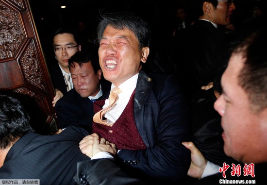 韓國會通過韓美自貿(mào)協(xié)定案 在野黨怒擲催淚彈