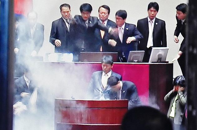 韓國國會(huì)通過韓美自貿(mào)協(xié)定 在野黨議員怒擲催淚彈