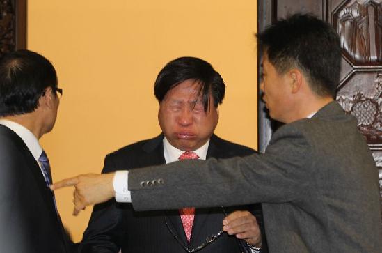 韓國國會(huì)通過韓美自貿(mào)協(xié)定 在野黨議員怒擲催淚彈