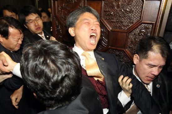 韓國國會(huì)通過韓美自貿(mào)協(xié)定 在野黨議員怒擲催淚彈