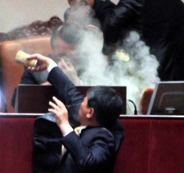 韓國國會通過韓美自貿(mào)協(xié)定 在野黨議員怒擲催淚彈