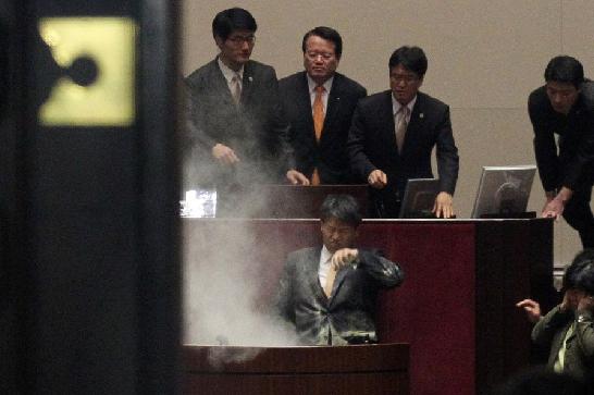 韓國國會通過韓美自貿(mào)協(xié)定 在野黨議員怒擲催淚彈