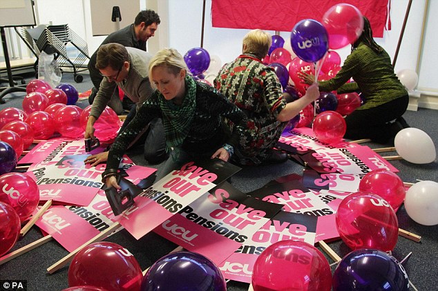 英200多萬人舉行“世紀大罷工” 卡梅倫政府面臨最大考驗