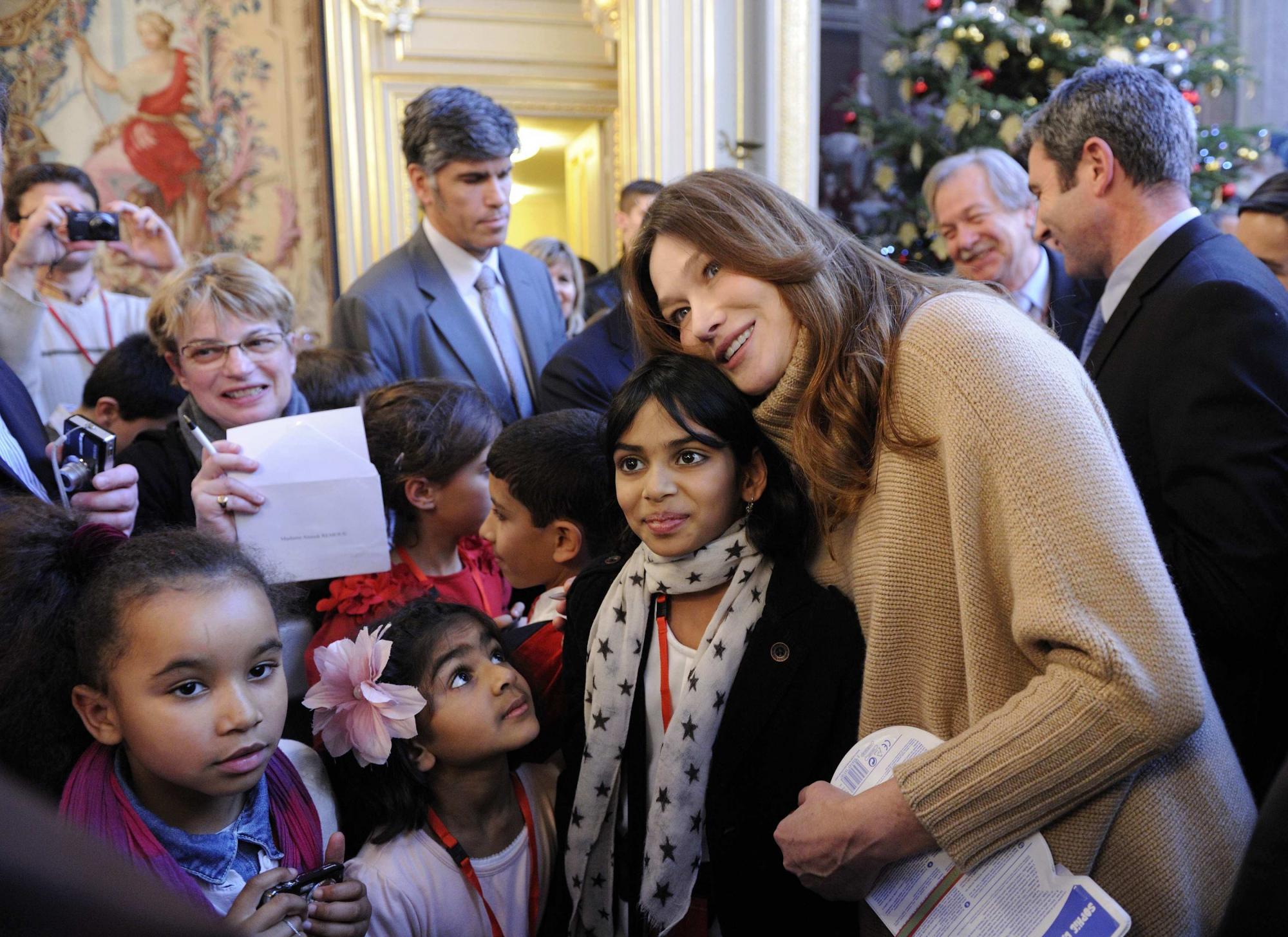 薩科齊攜妻參加圣誕派對(duì) 布呂尼產(chǎn)后身材臃腫、母愛爆棚