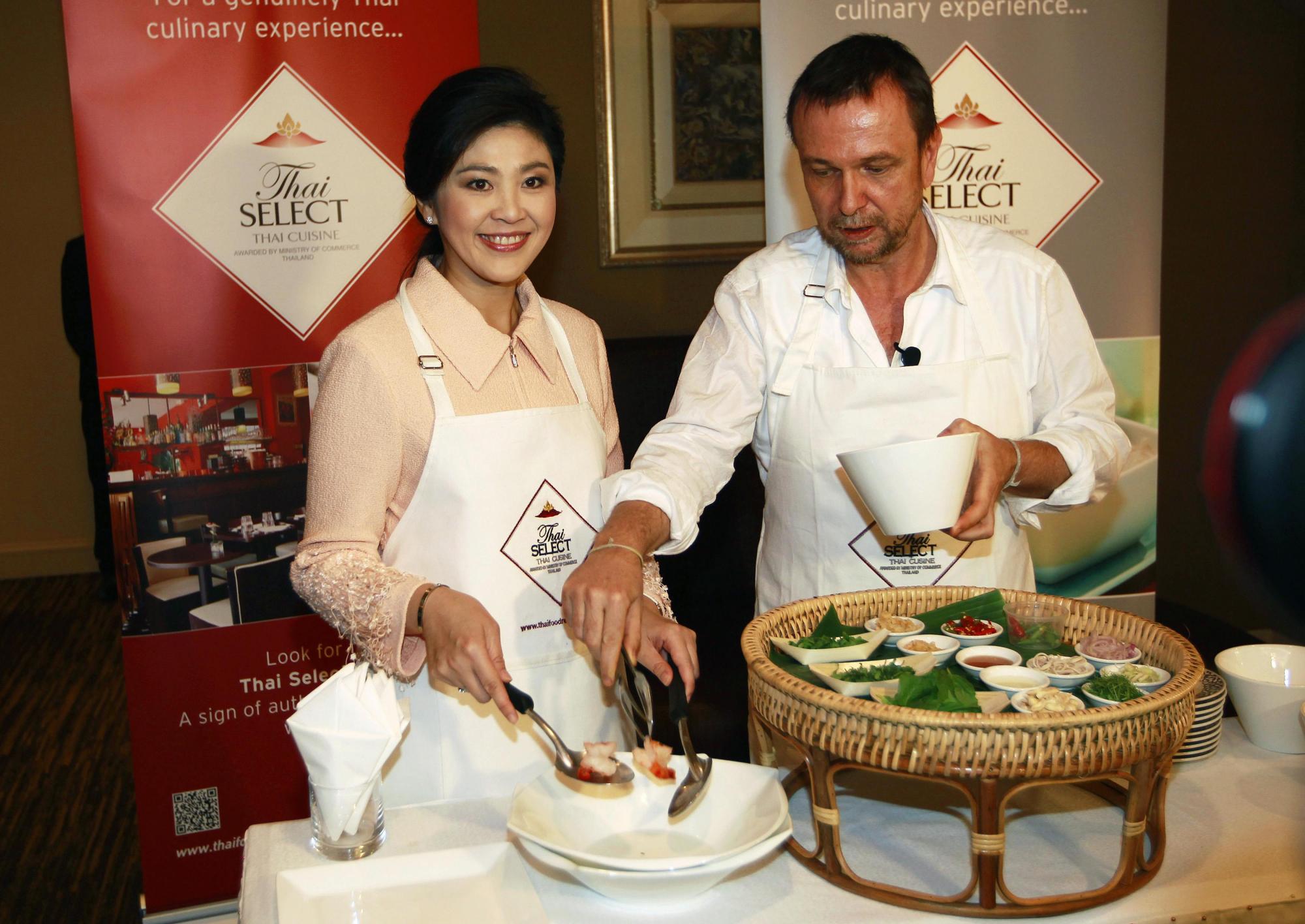 泰國總理英拉“洗手做羹湯” 悉尼推廣泰國料理