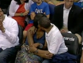 大選造勢不忘現場觀戰男籃 奧巴馬應觀眾“要求”跟愛妻熱吻