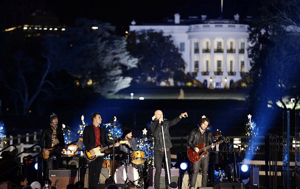 奧巴馬參加點亮國會圣誕樹儀式 溫情獻唱圣誕歌曲（圖片新聞）