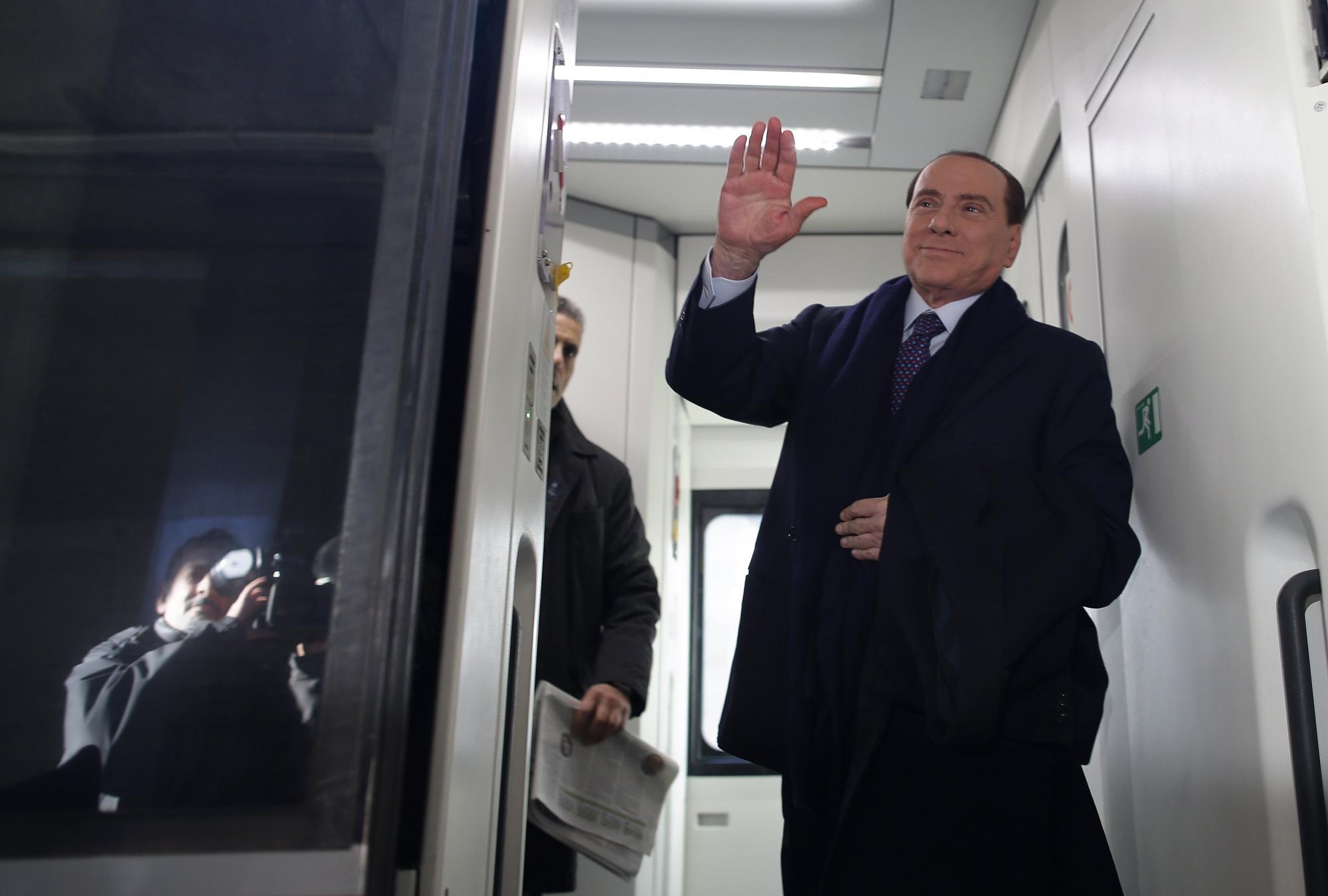 貝盧斯科尼轉(zhuǎn)變歧視同性戀態(tài)度 攜27歲未婚妻亮相引圍觀