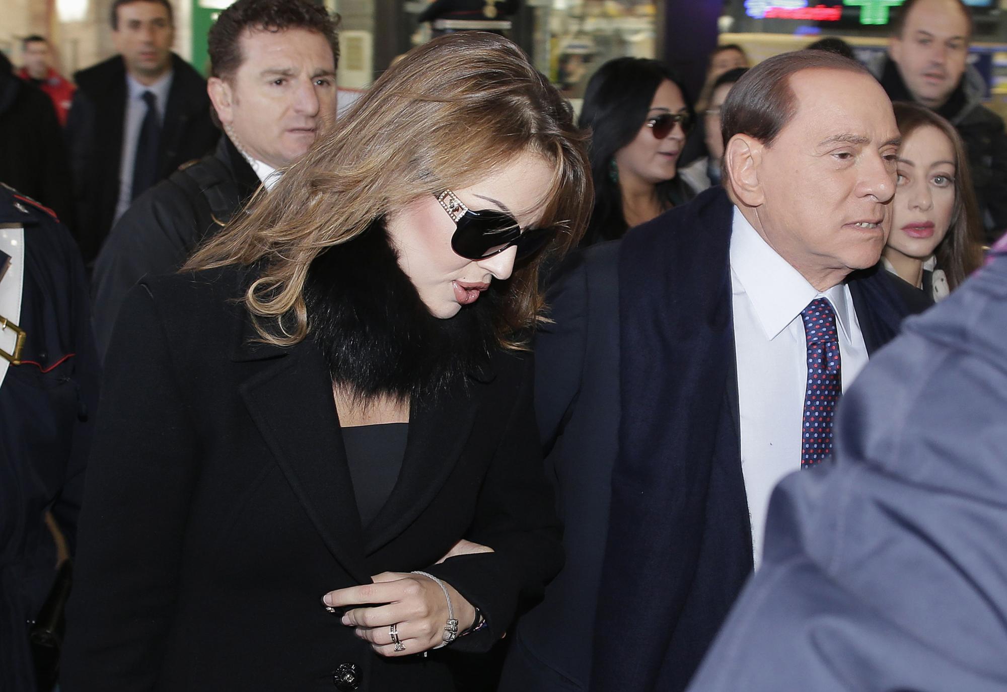 貝盧斯科尼轉變歧視同性戀態度 攜27歲未婚妻亮相引圍觀