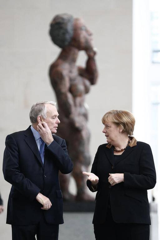 圖：德法兩國(guó)慶“金婚” 默克爾奧朗德“秀恩愛(ài)”