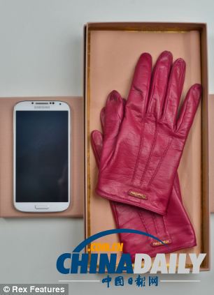 英藝術家用回收零件發(fā)明手套電話 售1000英鎊