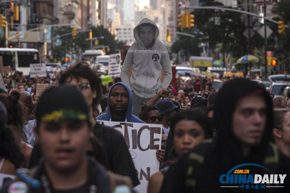 數(shù)千人聚集紐約時報廣場 抗議協(xié)警槍殺黑人被判無罪