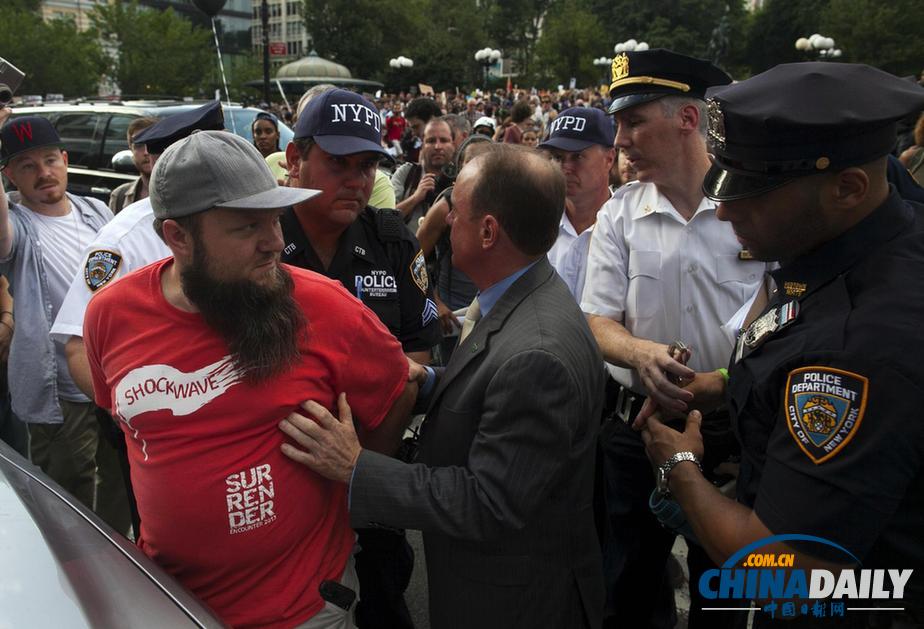 數千人聚集紐約時報廣場 抗議協(xié)警槍殺黑人被判無罪