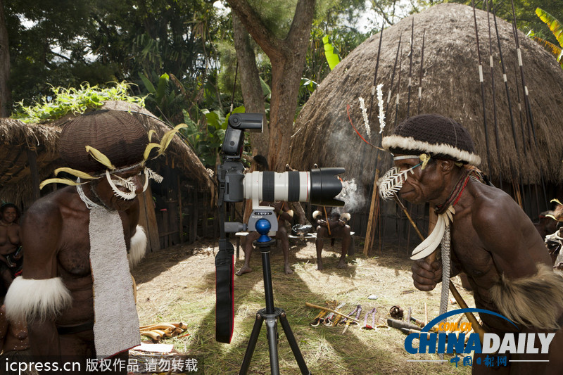 盤點土著人現代化進程 玩單反相機用蘋果電腦