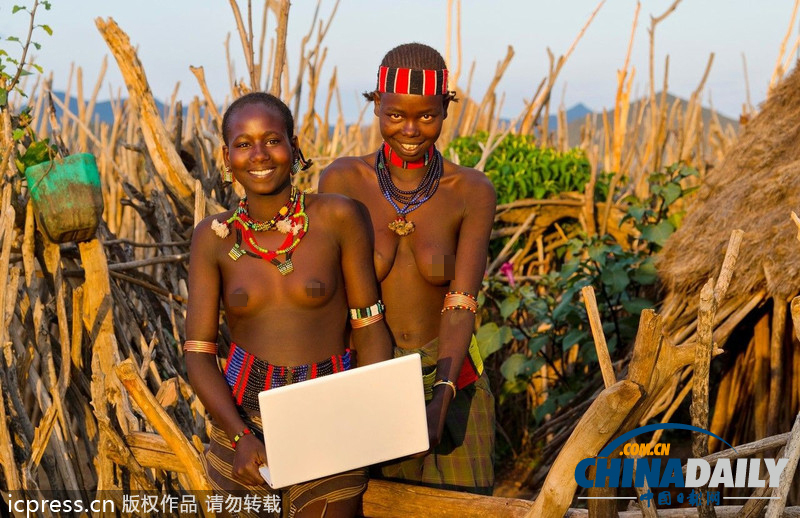 盤點土著人現(xiàn)代化進程 玩單反相機用蘋果電腦