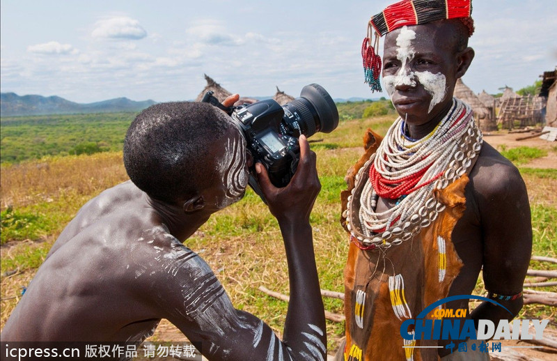盤點土著人現代化進程 玩單反相機用蘋果電腦