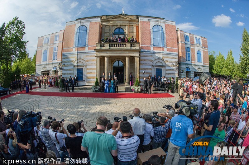 德國政要出席歌劇節活動 默克爾藍色長裙驚艷亮相