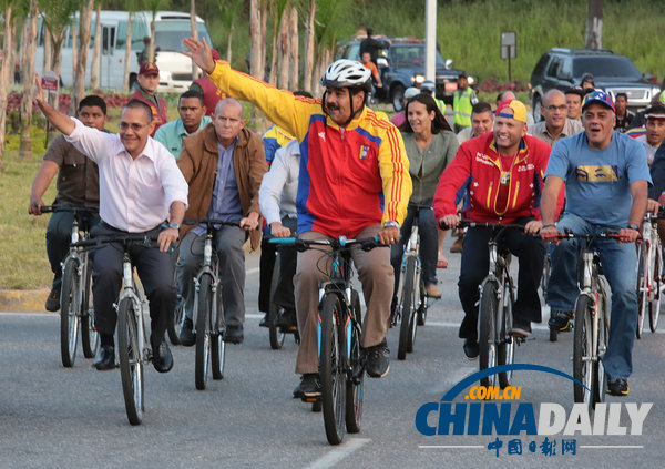 委內瑞拉總統(tǒng)與政府工作人員同騎自行車（組圖）