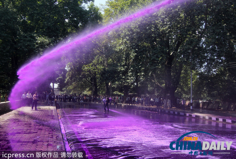 克什米爾公務員示威 警方用紫色水柱驅散人群（高清組圖）